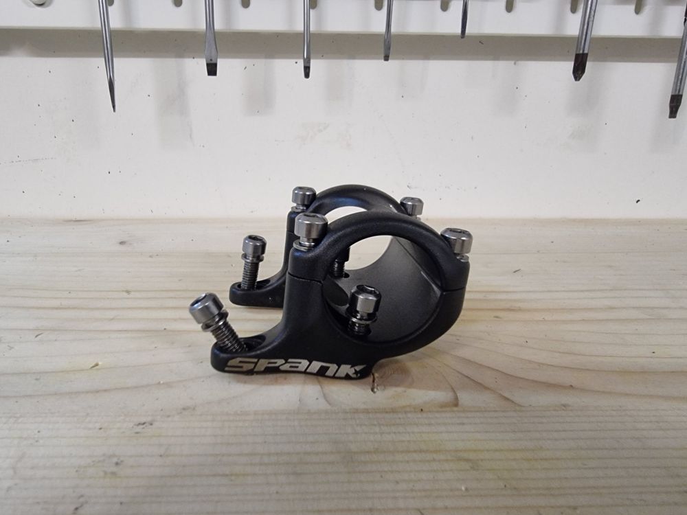 SPANK Spike Vorbau Fahrrad - 820 Mm Breit, 35 Mm Durchmesser, VIBROCORE Technologie, Schwarz/grün