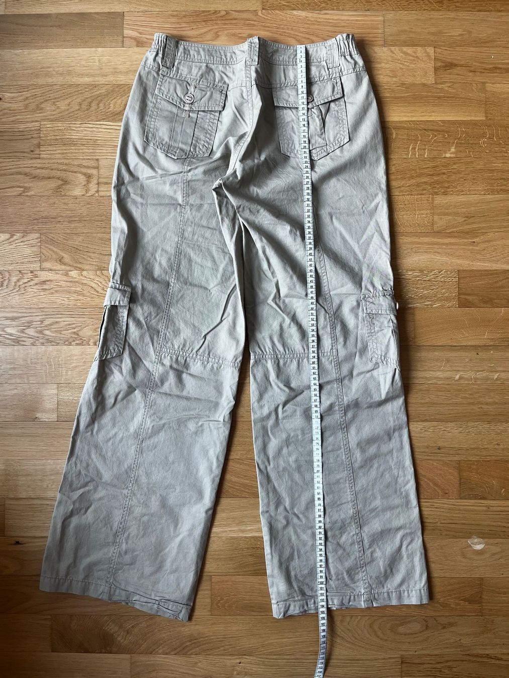 Pantaloni: Pantalon cargo taille basse – Usato da La Tour-de-Trême venduto da lol_85kj 2