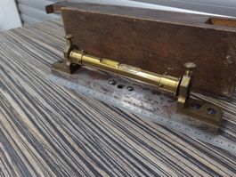 Antike Wasserwaage aus Messing mit Holzbox