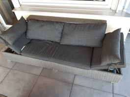 Gartensofa (def.) und Beistelltisch schon ab CHF 1.-