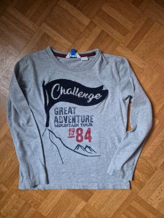 Langarmshirt grau mit Aufdruck, Gr. 122