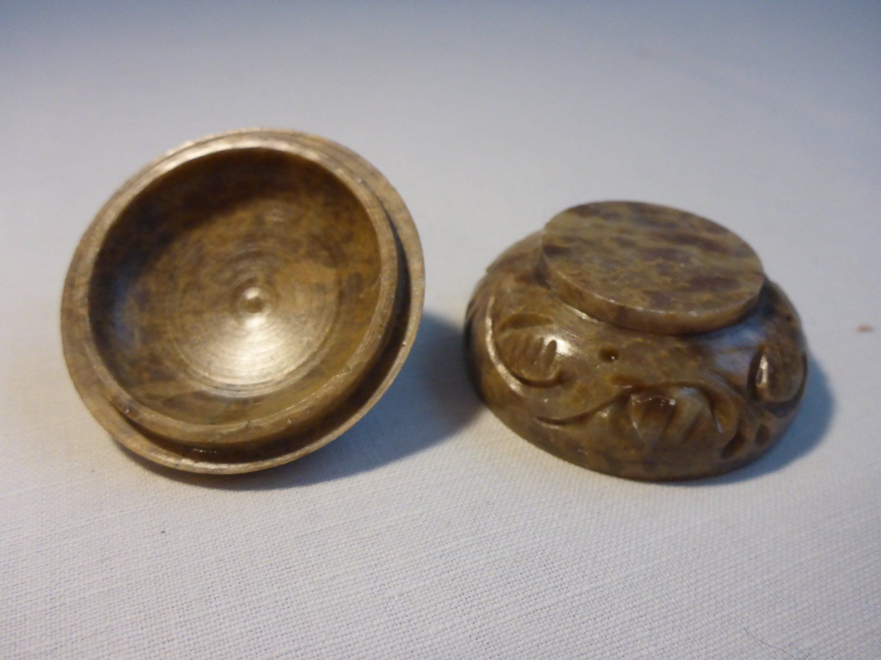 Minerali & Pietre curative: 6 Vintage Dosen aus Stein Speckstein – Usato da Zürich venduto da leia12 9