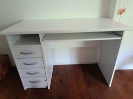 Schreibtisch mit Stauraum