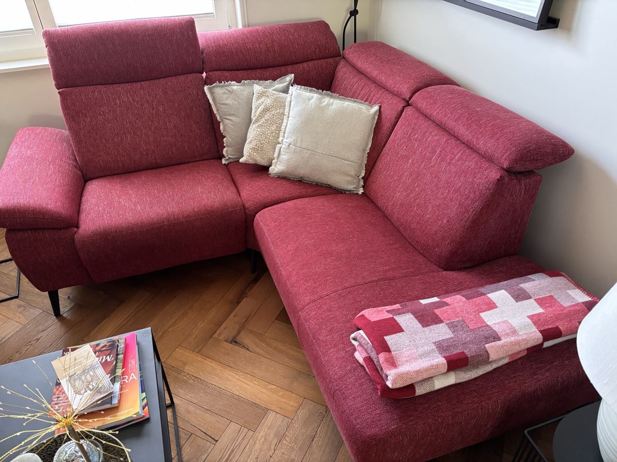Sofas: Sofa red fabric adjustable seating excellent condition – Neu (gemäss Beschreibung) aus Studen SZ von Britman 1