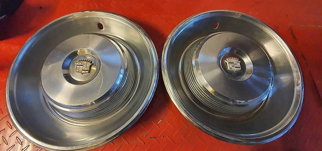 Tutti pezzi di ricambio auto: Enjoliveurs Cadillac 1965 – Usato da Delémont venduto da Jean-Phil05