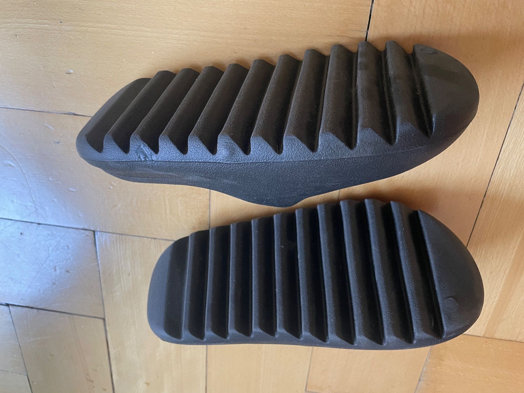 Adidas Herrenschuhe: Adidas Yeezy Schlappen – Gebraucht aus Zürich von ber_r6vw 2