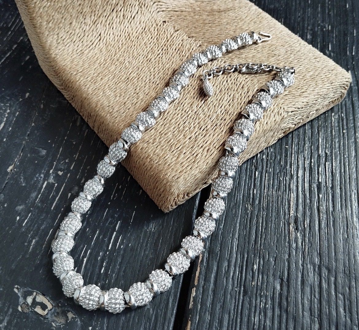 Catenine: Vintage Monet necklace in silver colour – Usato da Lucens venduto da metaD 7
