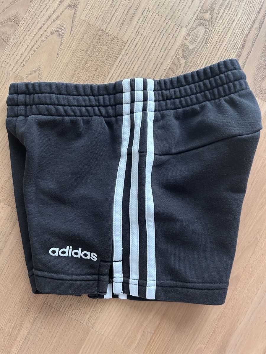 Adidas Pantalons: Adidas Gr. 140 – D'occasion à Neftenbach par joell01 2