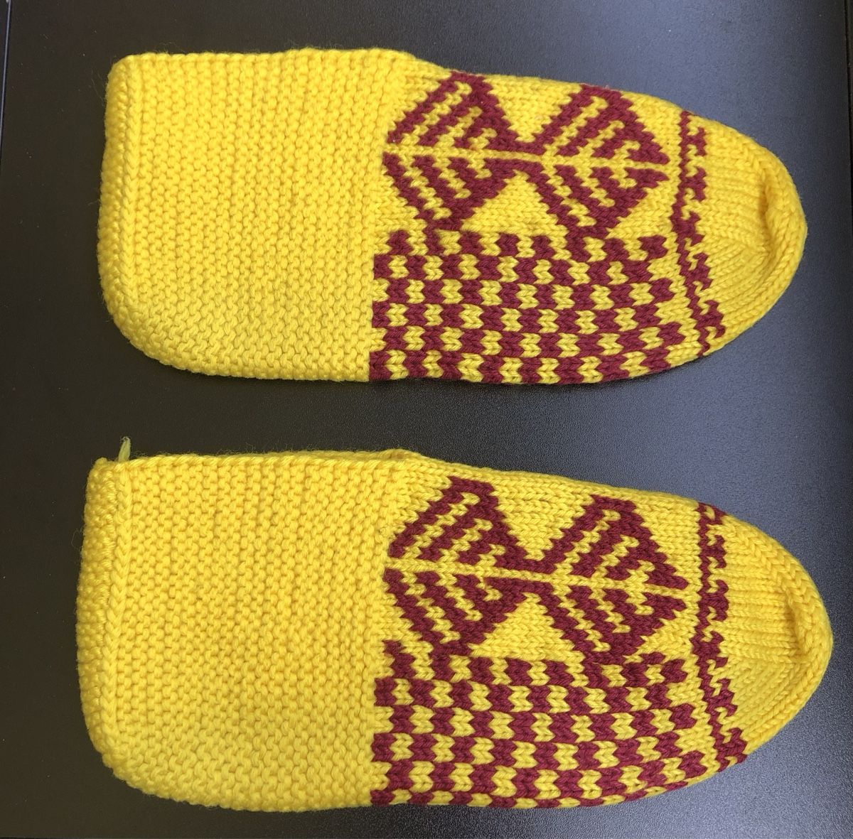 Herrenschuhe: Handgestrickte Hausschuhe Gelb Grösse 40/41 – Neu (gemäss Beschreibung) aus St.Gallen von nitka. 2