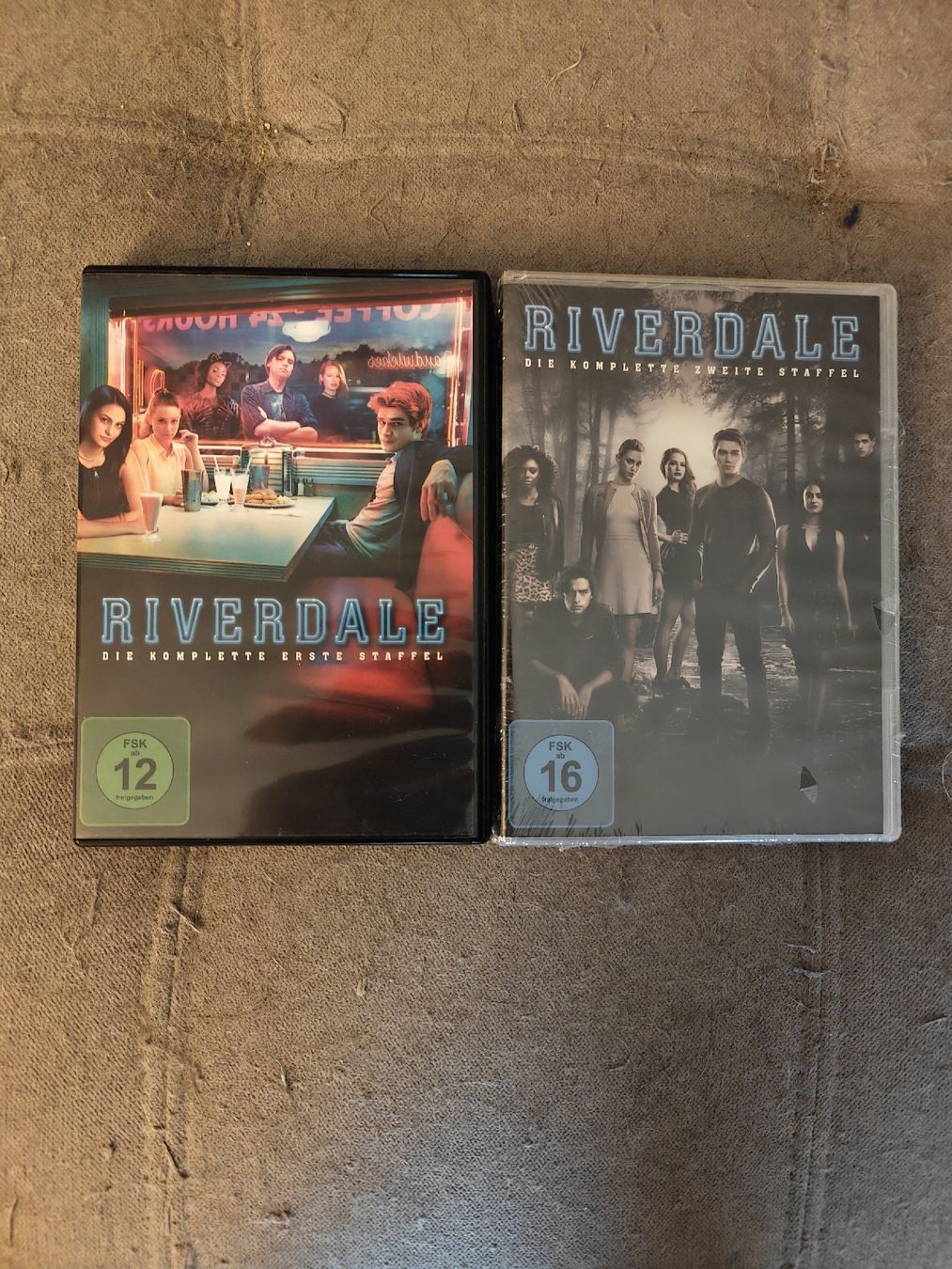 Tutti i DVDs: Riverdale Staffel 1+2 deutsch DVD – Nuovo (secondo la descrizione) da Schwerzenbach venduto da Salamon33