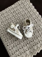 Aufwendige Häkelarbeit - Neue Baby-Chucks und passende Decke