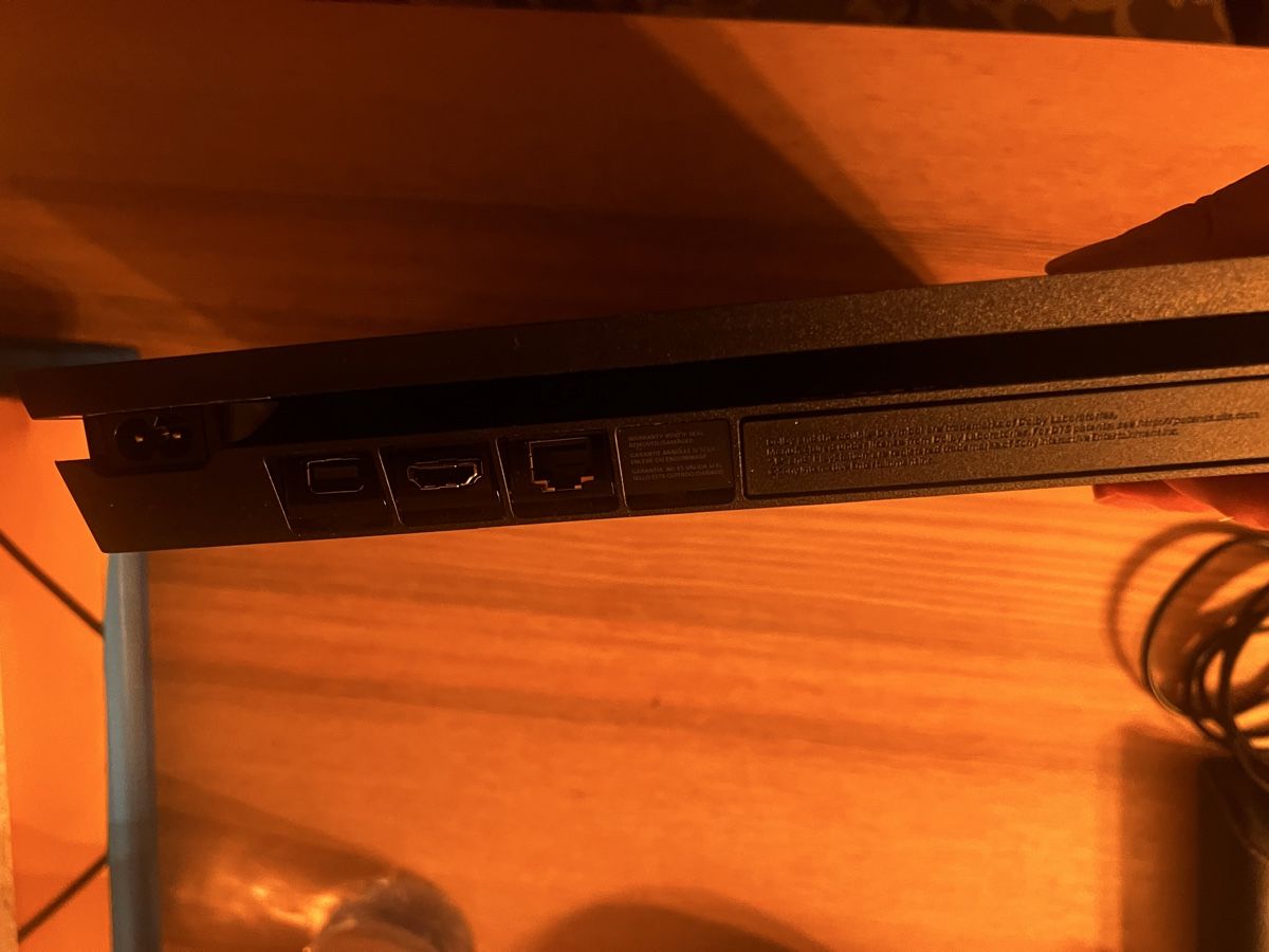 Sony Konsolen: PLAYSTATION 4 SLIM EDITION – Gebraucht aus Küsnacht ZH von lau_8qc2 2