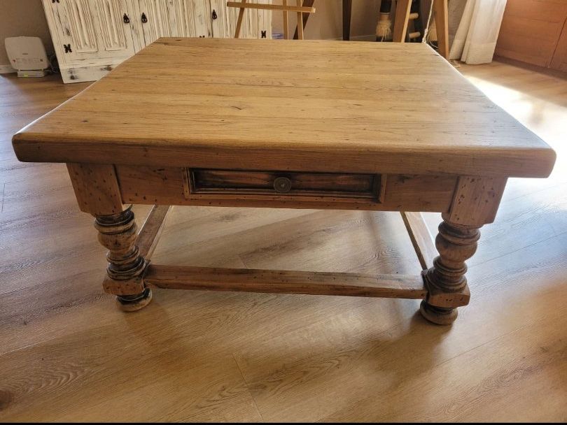 Tables: Rustikaler Couchtisch, Eiche massiv, Top Zustand! – D'occasion à Safnern par celilu