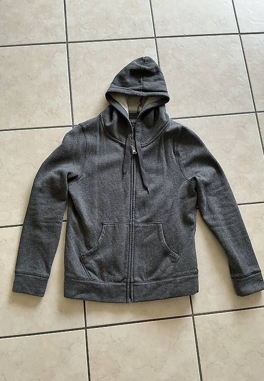 C&A Pulls & Sweat-shirts: graues Jäckchen jäggli Grösse M – D'occasion à Zimmerwald par wuff81