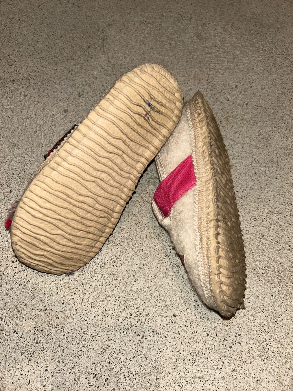 Scarpe per ragazze: Hausschuhe Giesswein mit Einhorn 27 – Usato da Safenwil venduto da 2hand_aber_wertvoll 1