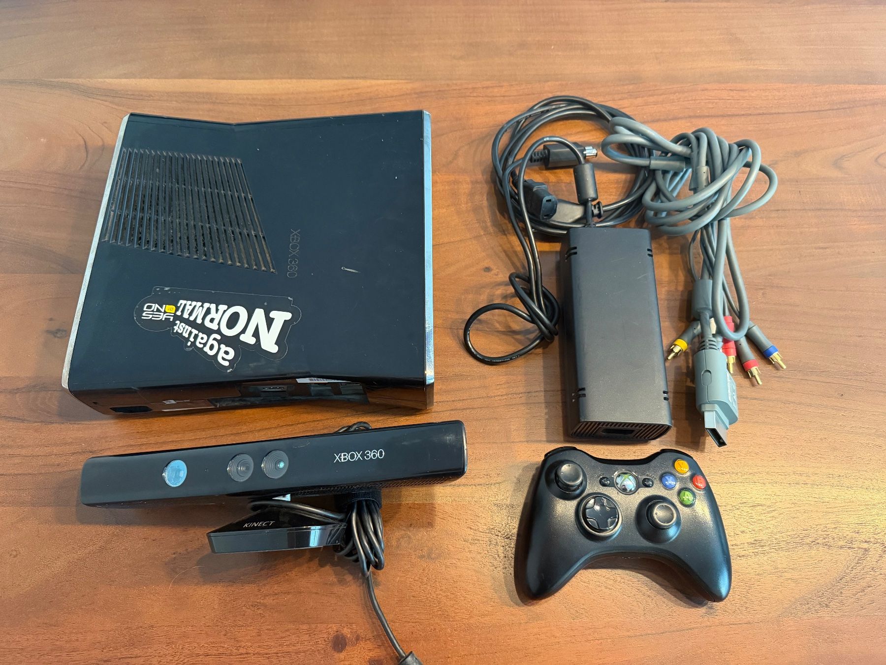 Microsoft Consoles: Xbox 360 Slim 250GB inkl. Kinect und Controller – D'occasion à Thunstetten par Virus_33