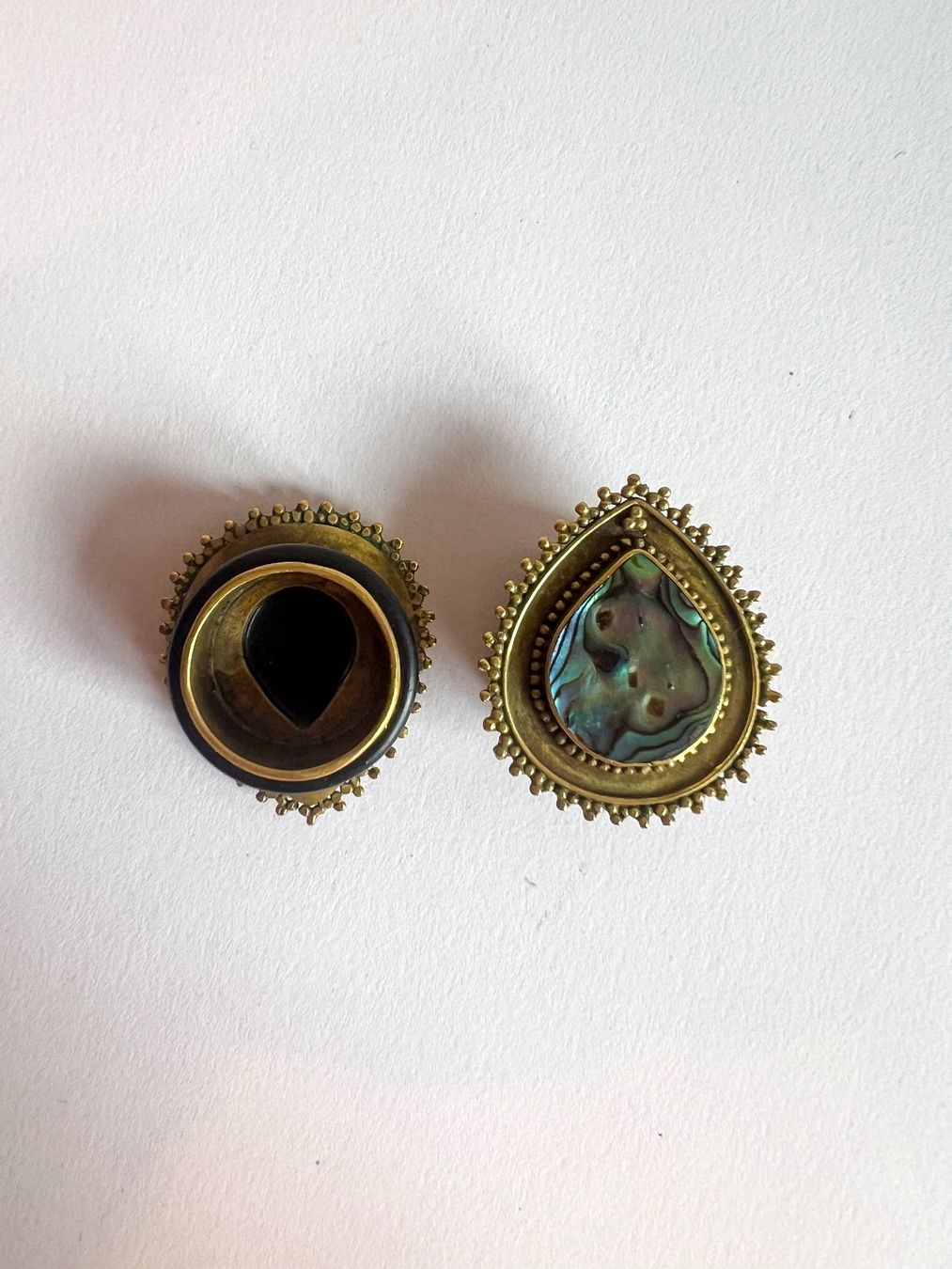 Gioielli per piercing: Schöne Messing Ohr Plugs mit Perlmutt, 20mm – Usato da Winterthur venduto da Ael_ 3