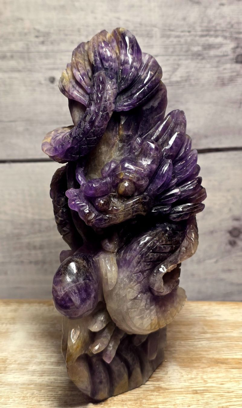 Minerali & Pietre curative: Chevron Amethyst chinesischer Drache 976g – Nuovo e nell'imballaggio originale da Matzingen venduto da Shay_Crystalz 1