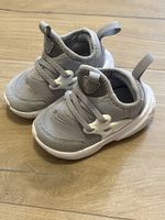 Baskets Nike taille 21