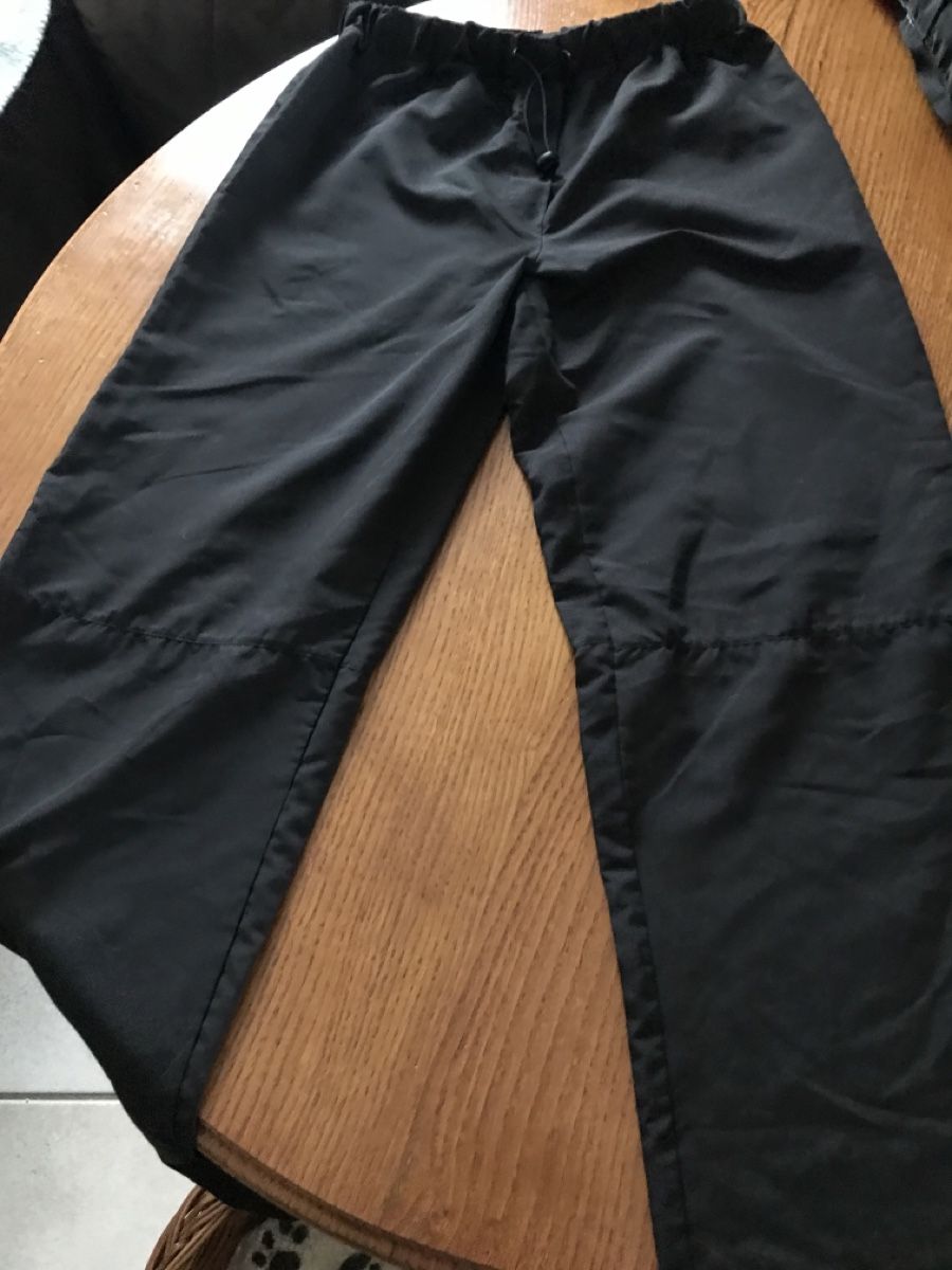 Hosen: Pantalon de gym fille – Gebraucht aus Montsevelier von ber_88db