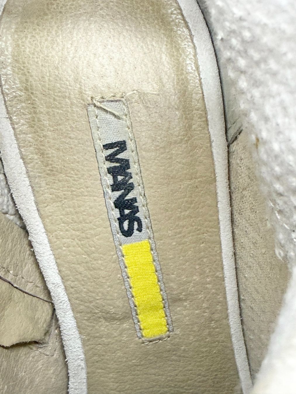 Scarpe da donna: Bottines Manas beige à talons ouvert devant cuir daim gris – Usato da Cossonay-Ville venduto da PatineDuTemps 2