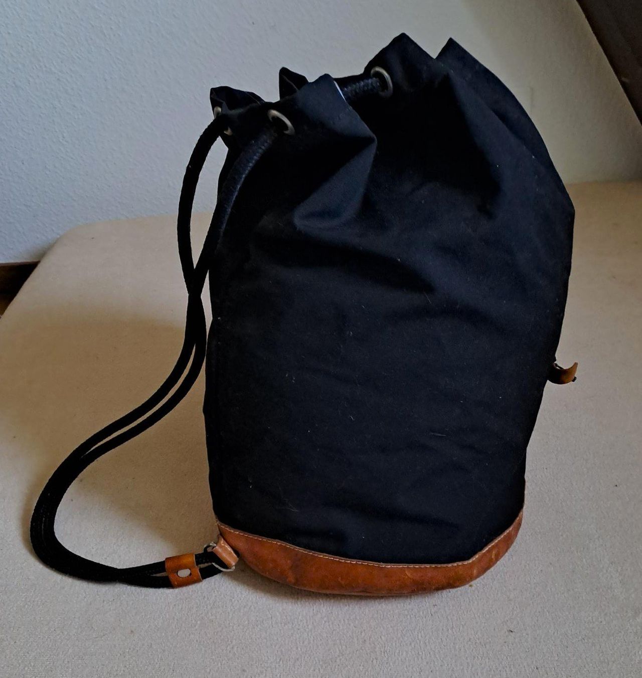 Zaini: Beutelrucksack schwarz mit Lederboden – Usato da Zürich venduto da leachim321 1