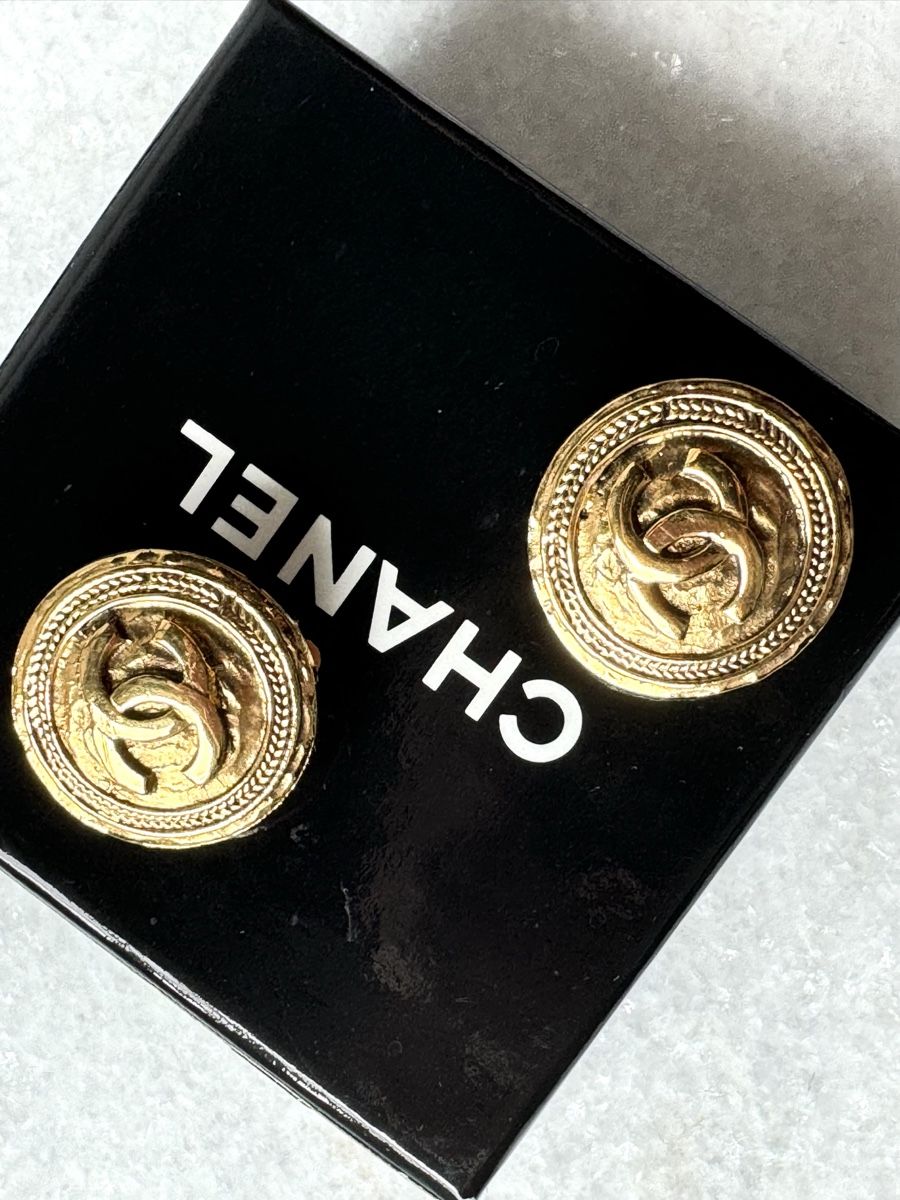 Chanel Ohrringe & -stecker: Chanel Gold CC Ohrclips Vintage – Gebraucht aus Kriens von hannaandkiko 1