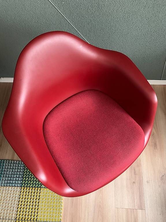Vitra Sedie: Vitra Plastic Armchair – Oxide Red – Usato da Gossau SG venduto da kognit