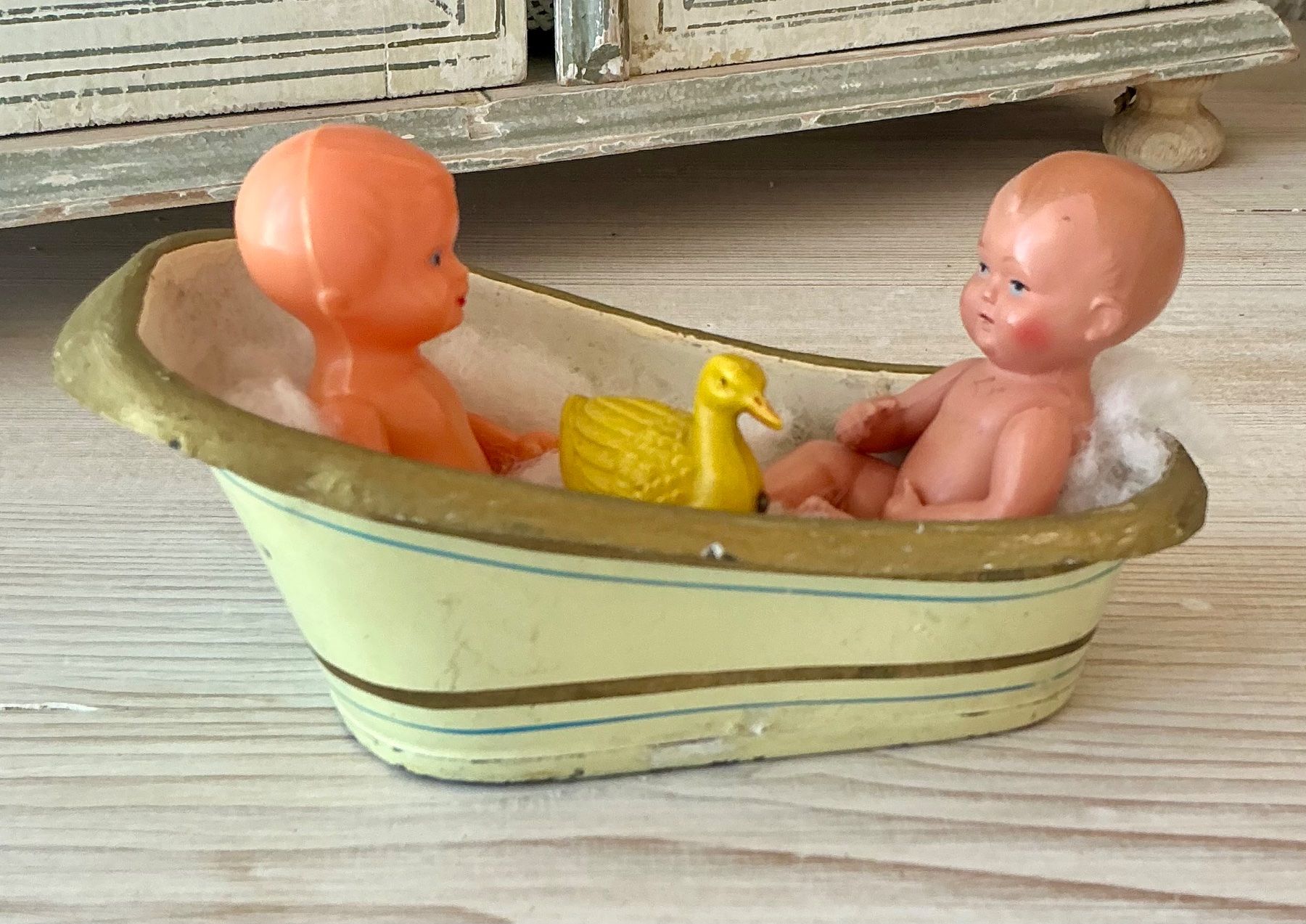 Giocattoli: URALTES BLECHBADEWÄNNCHEN MIT ZWEI PÜPPCHEN – Usato da Zell LU venduto da Silvermemory 2