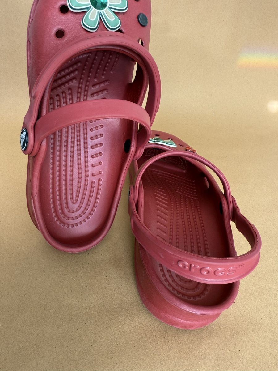 Crocs Scarpe per ragazze: Crocs rouges d'été, décorées avec des fleurs, taille 32 – Nuovo (secondo la descrizione) da La Chaux-de-Fonds venduto da ard_8v5l 3