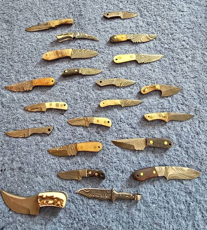 Coltelli tascabile: Collection de couteaux miniatures – Usato da Clarens venduto da lucdubois