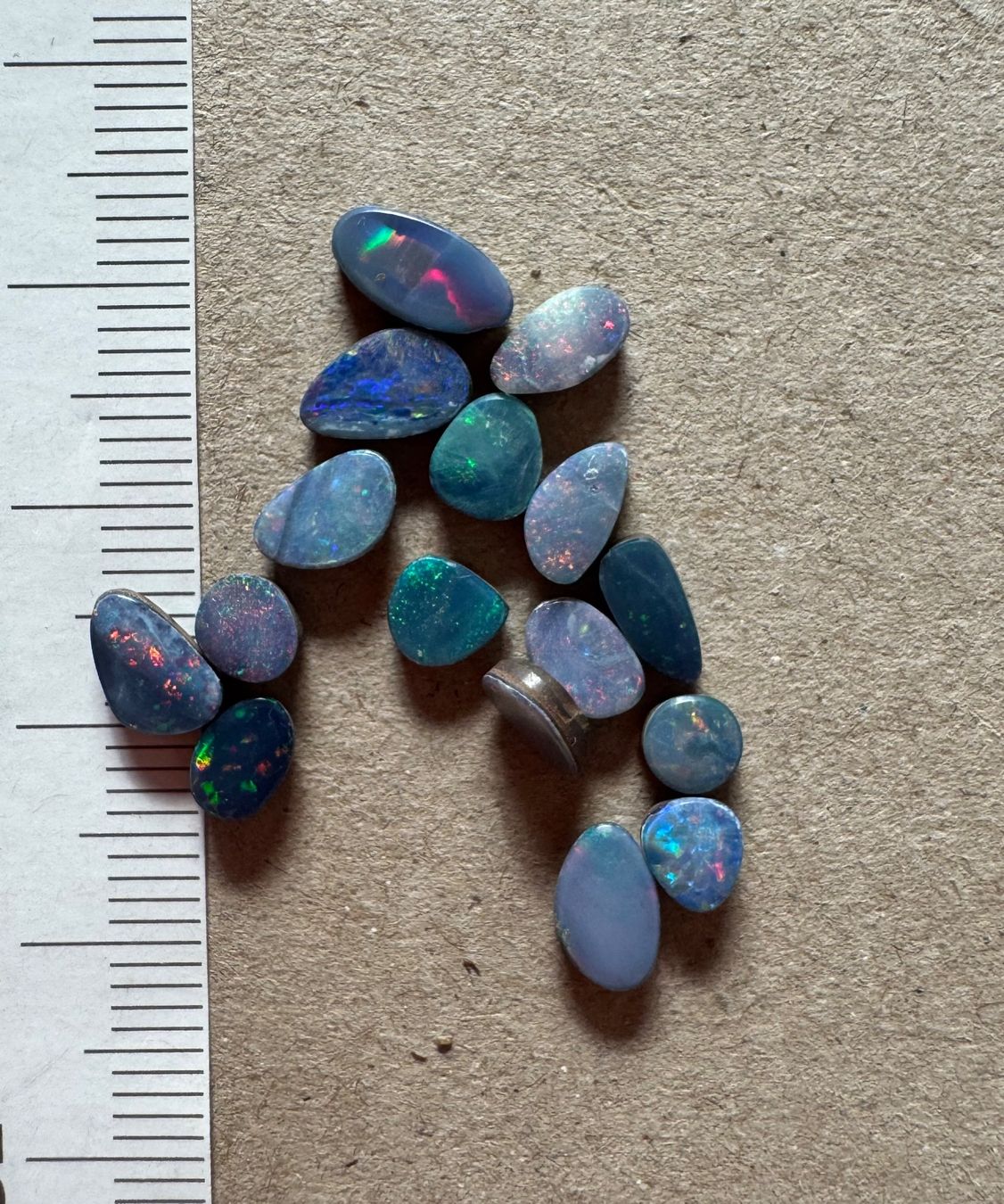 Fossili: 16 x  Opal Cabochons winzig!  echt! DOUBLET   aus Australien – Nuovo e nell'imballaggio originale da Leuggern venduto da gemshow 5