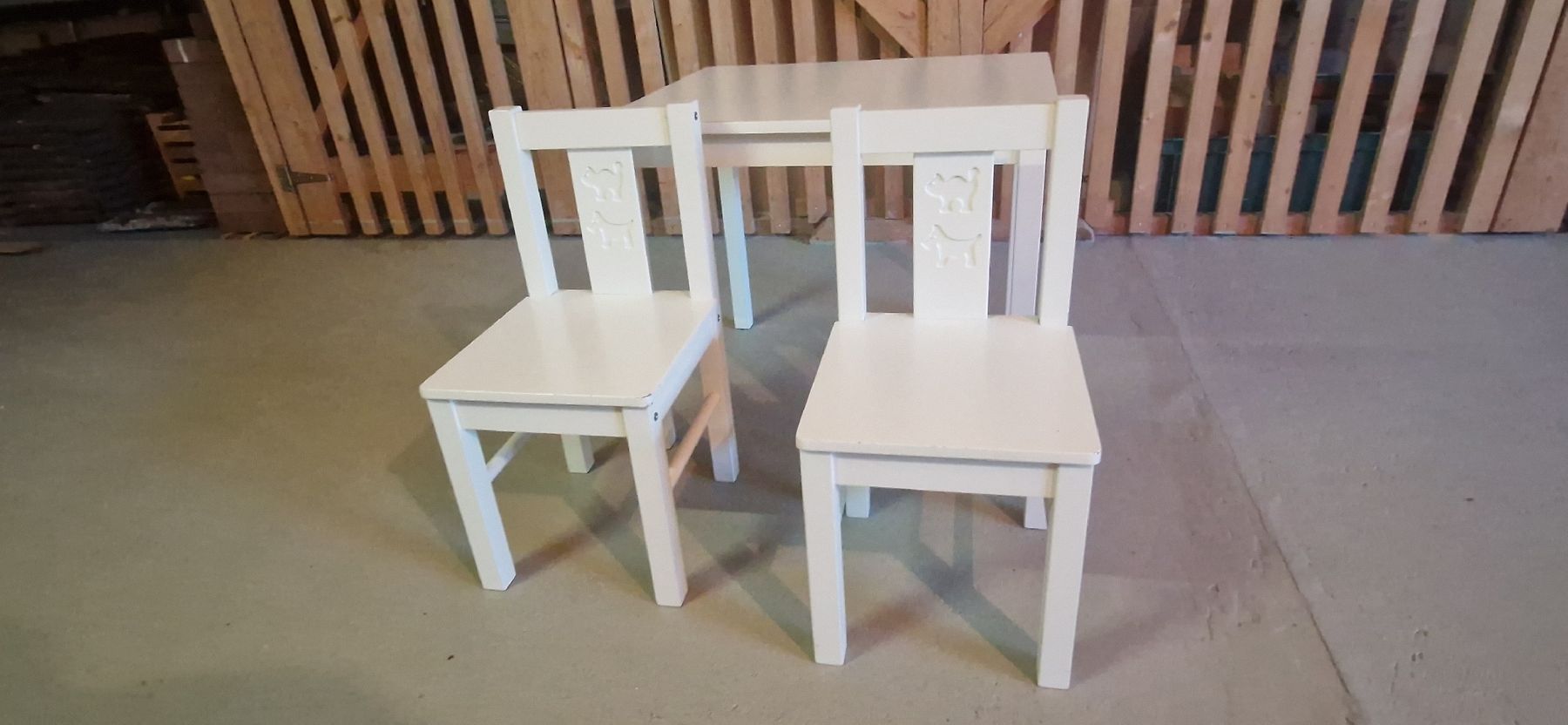 Ikea Set de table et chaises: IKEA KRITTER Kindertisch mit 2 Stühlen – D'occasion à Bellmund par Mr.Camaro 1