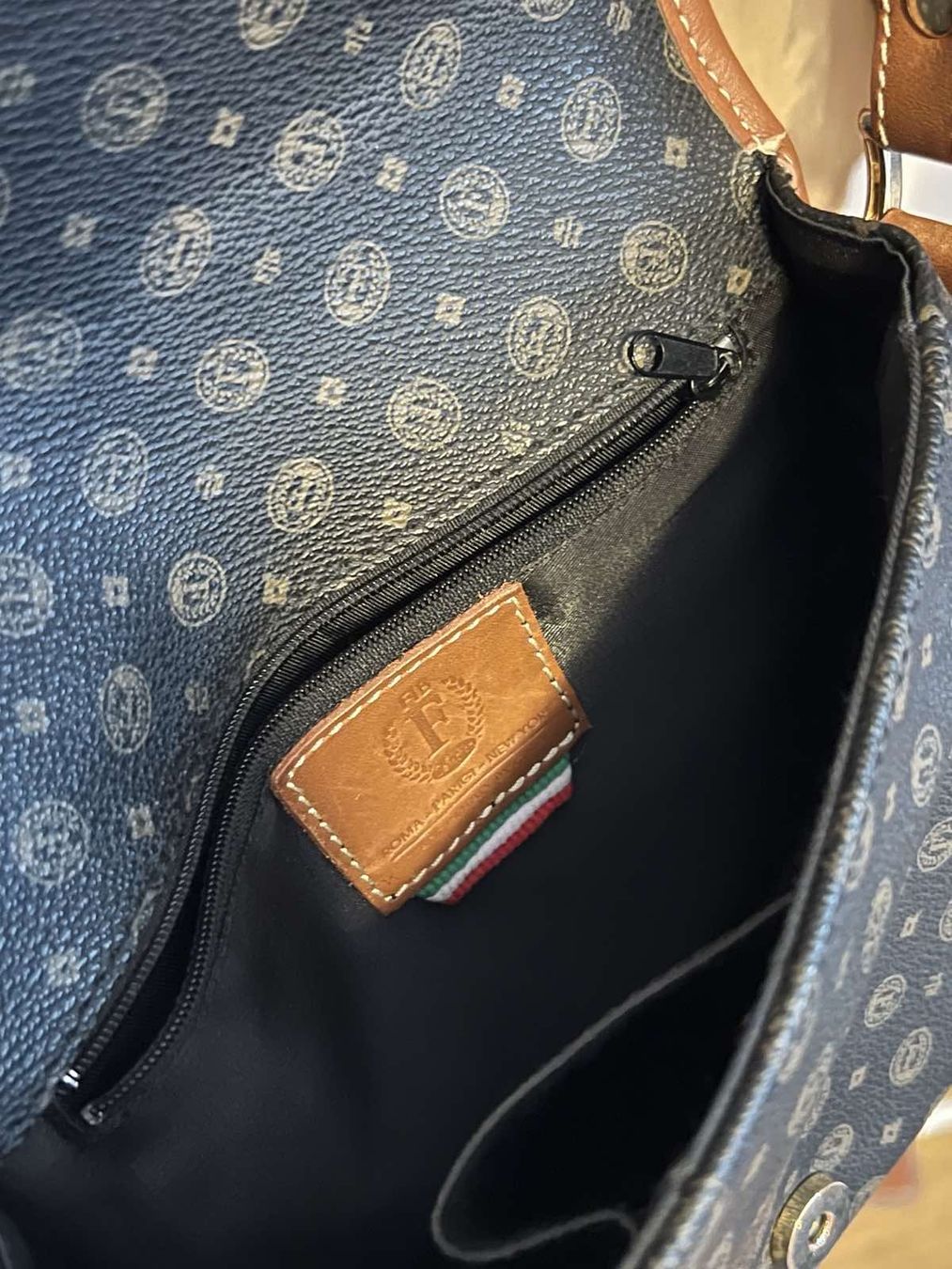 Lotti di vestiti: Frühlingsjacke mit Ledertasche – Usato da Basel venduto da M.M_ 4