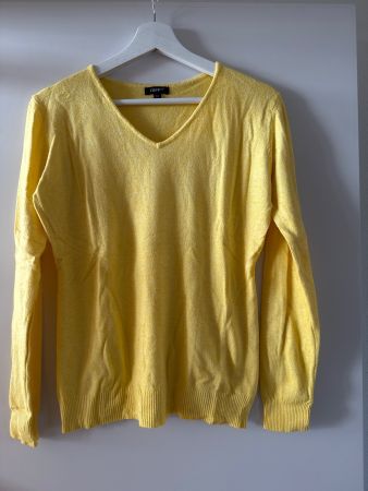 Gelber Pulli, Gr. M, von DIFF