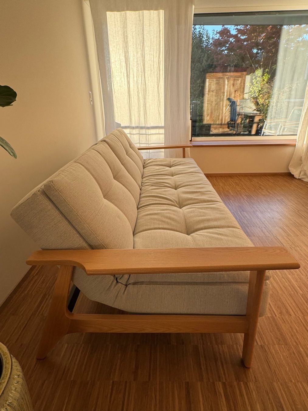 Divani: Bettsofa hellbeige mit Holzarmlehnen gebraucht Zustand – Usato da Meilen venduto da mauriceweber 1