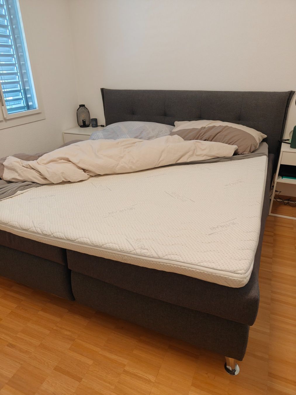 Letti: Lit boxspring 180x200 cm gris avec surmatelas – Usato da Pâquier-Montbarry venduto da kev_5r5x 1