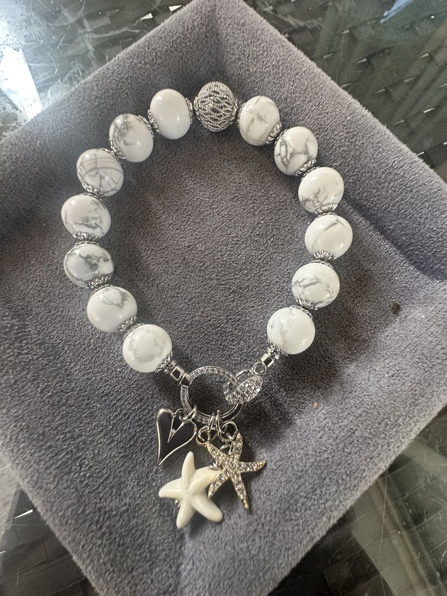 Bracelets: Armband mit Howlith Perlen und Anhängern  – Neuf avec emballage d'origine à Kriens par Hortensie6