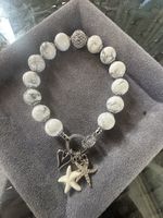 Armband mit Howlith Perlen und Anhängern 