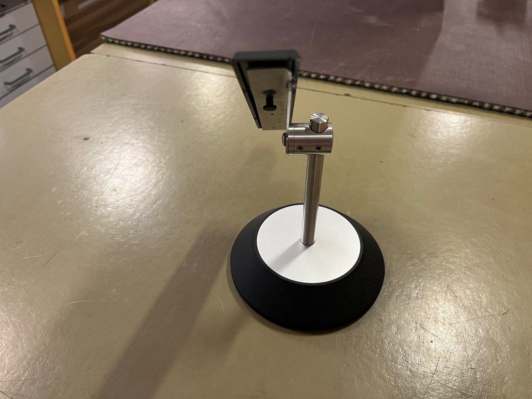 Bang & Olufsen Supporti a parete: Bang & Olufsen BeoRemote 1 Desk Stand – Usato da Lachen SZ venduto da fma8852 4