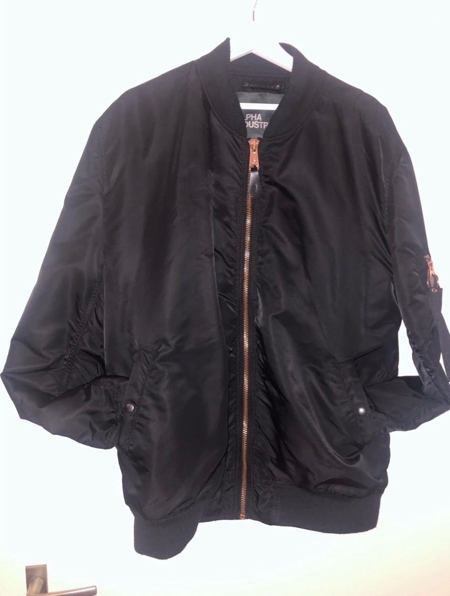 Alpha Industries Giacche: Blouson Alpha Industries noir fermeture éclair dorée – Usato da Les Avanchets venduto da Oro_Rog