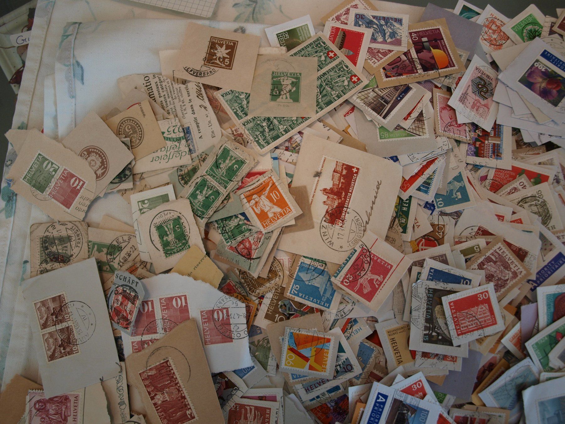 Tutti i francobolli: 600 g Schweizer Briefmarken auf Papier. Gebraucht – Usato da Aarau venduto da Marcele0 1