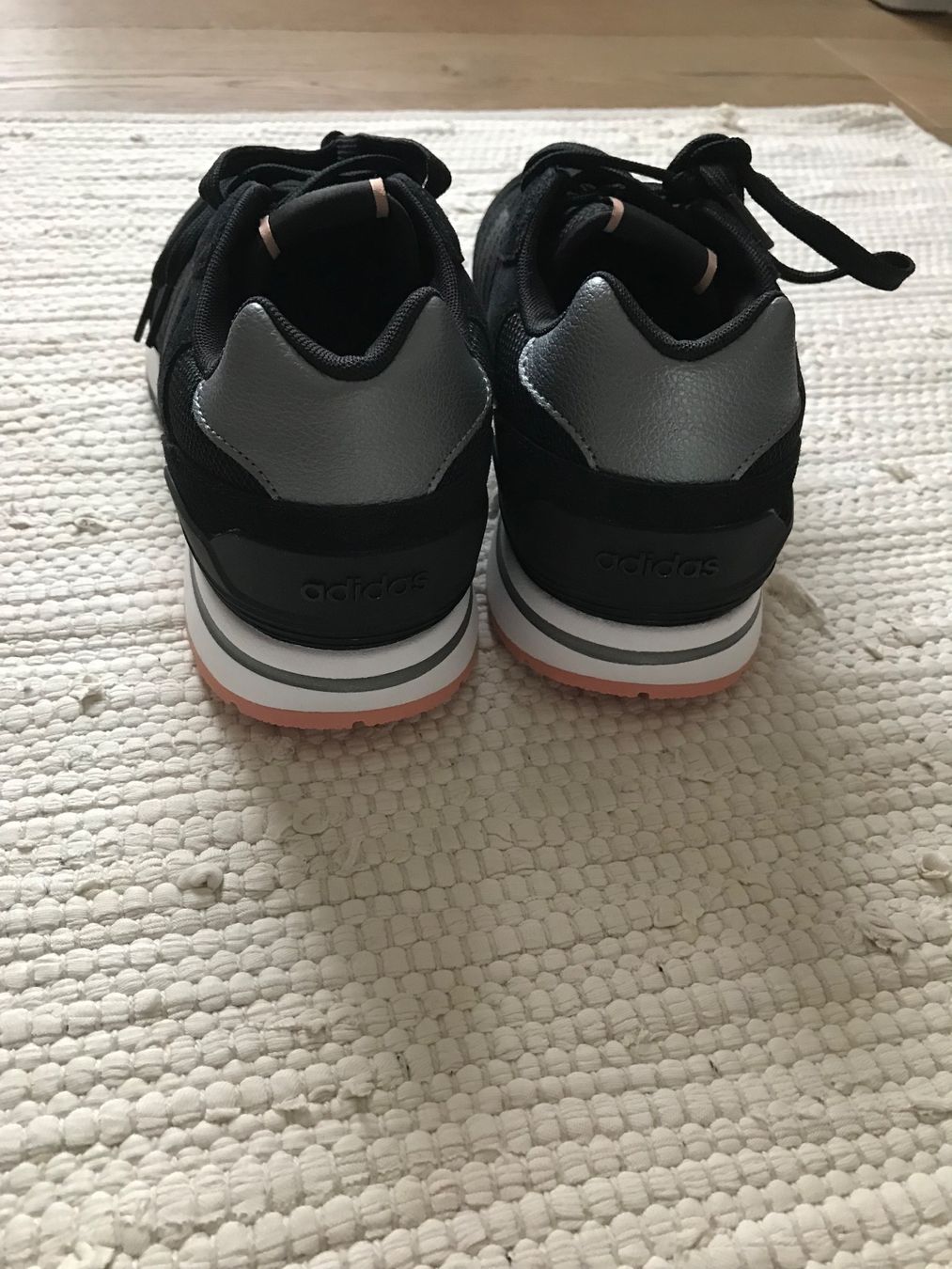 Adidas Scarpe da donna: NEU Adidas Sneakers Run Leder - Gr. 40 – Nuovo e nell'imballaggio originale da Affoltern am Albis venduto da variablend 1