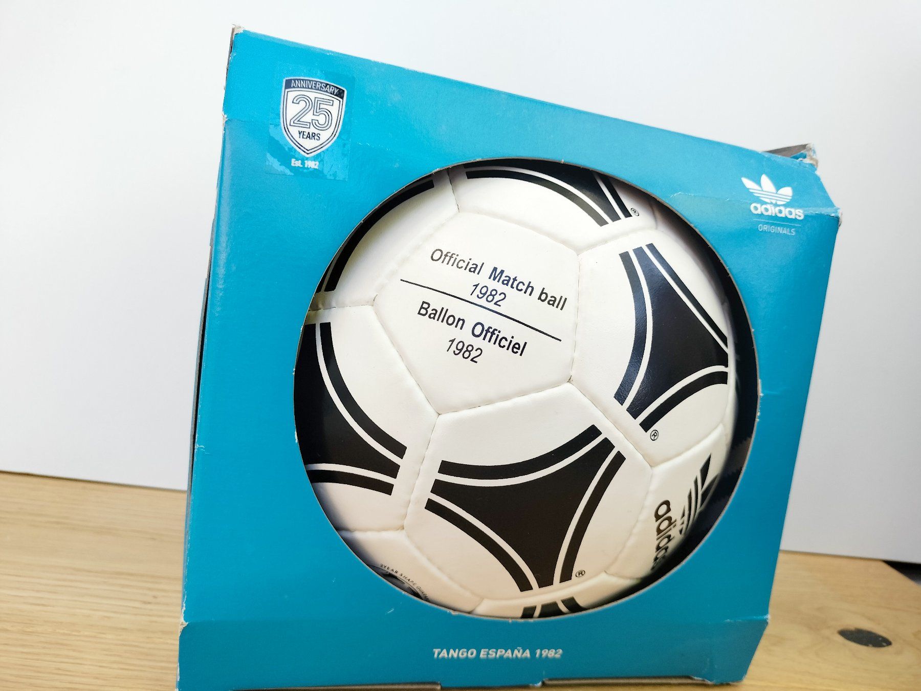 Adidas Bälle: Original Adidas Matchball 1982 in OVP – Neu (gemäss Beschreibung) aus Wil SG von kaizzen