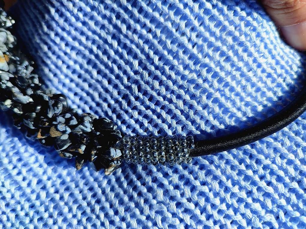 Catenine: Collier avec fragments d'obsidienne – Nuovo (secondo la descrizione) da Chamoson venduto da OkGeo 1