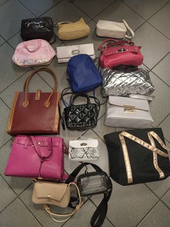 Lot Damen Handtaschen zum Teil neu