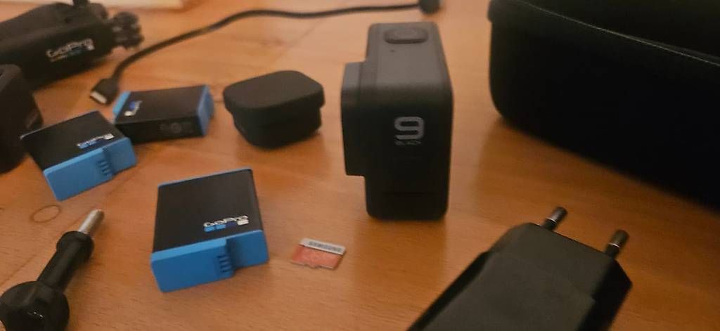 Action Cam: GOPRO HERO 9 BLACK mit Zuberhör – Usato da Luzern venduto da cedimarugg 1