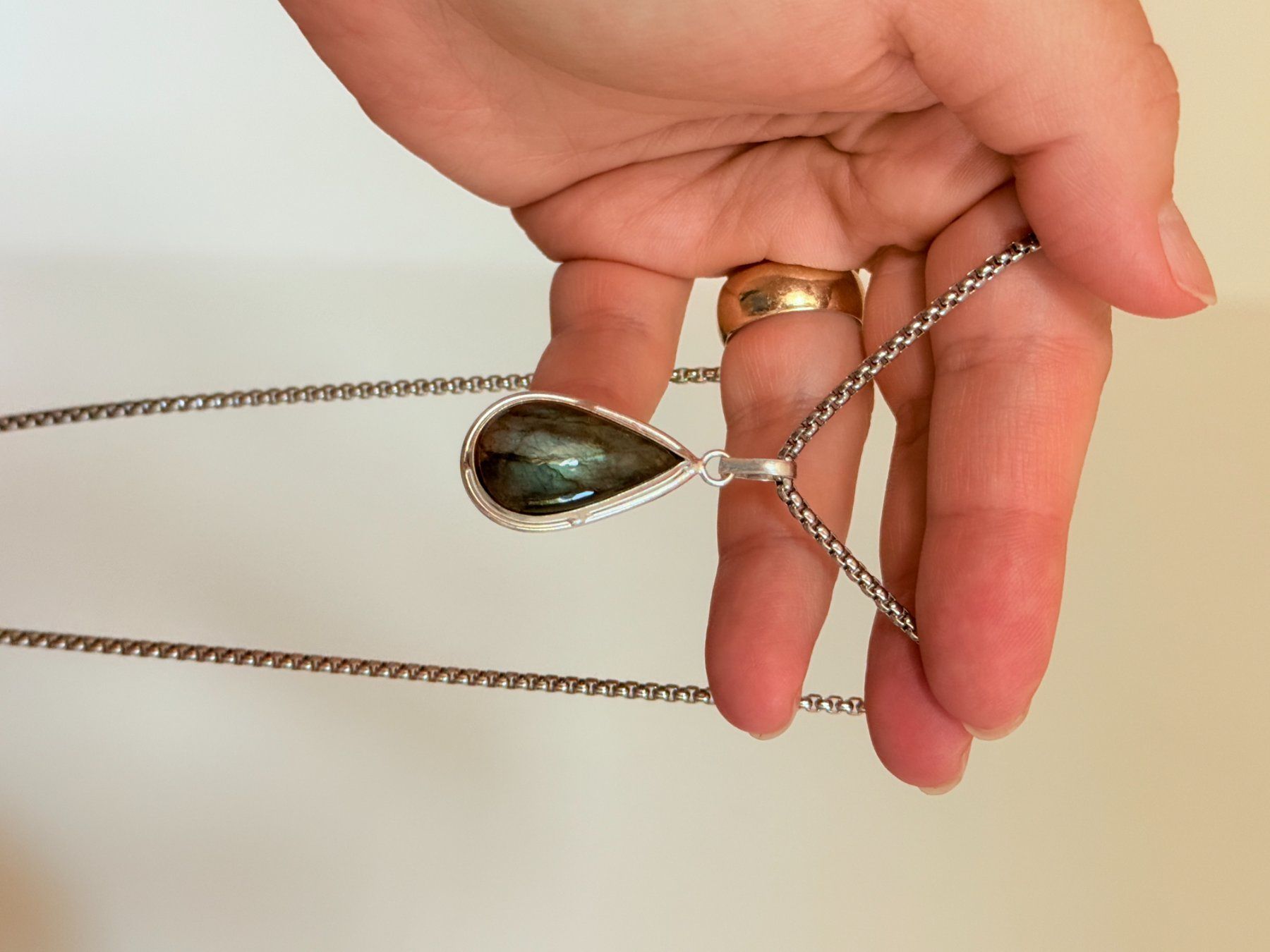 Catenine: Pendentif Labradorite forme goutte neuf – Nuovo e nell'imballaggio originale da Genève venduto da AGBERG 1