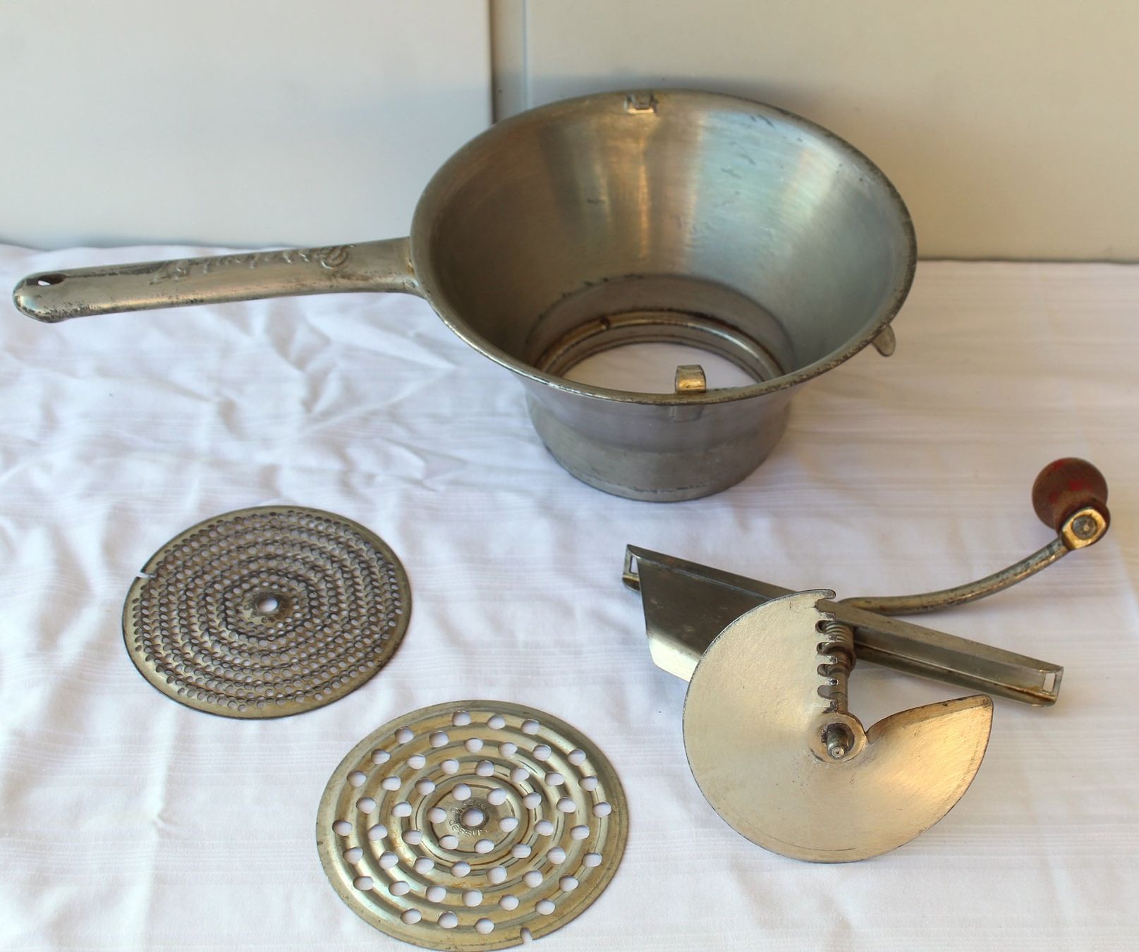 Elettrodomestici da cucina: Alte Passetout 57 Passiergerät Handkurbel mit 2 Scheiben – Usato da Zürich venduto da Auctionata 1
