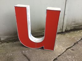 Grosser, roter Leuchtbuchstabe u ohne Innereien